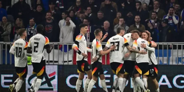 Alemania cambia el diseño de camisa por parecerse a símbolo nazi