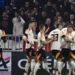 Alemania cambia el diseño de camisa por parecerse a símbolo nazi