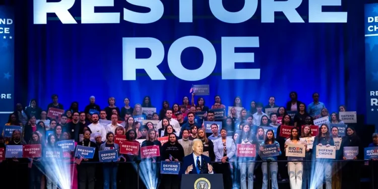 Campaña de Biden apunta a los hispanos con anuncio en defensa del aborto