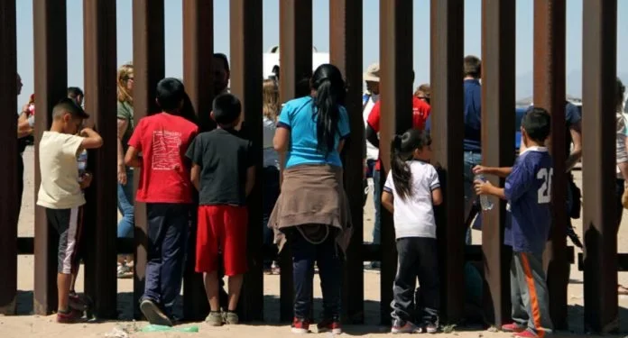 Gobernadora de Iowa firma ley que autoriza arresto de migrantes previamente deportados de EEUU