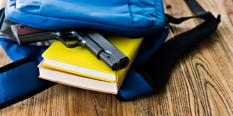 Acusan a niño de 10 años de vender el arma de su padre policía en escuela en Florida