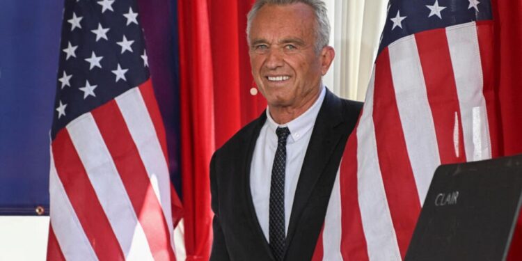 Trump dirige cada vez más ataques personales contra su rival independiente Robert F. Kennedy Jr.