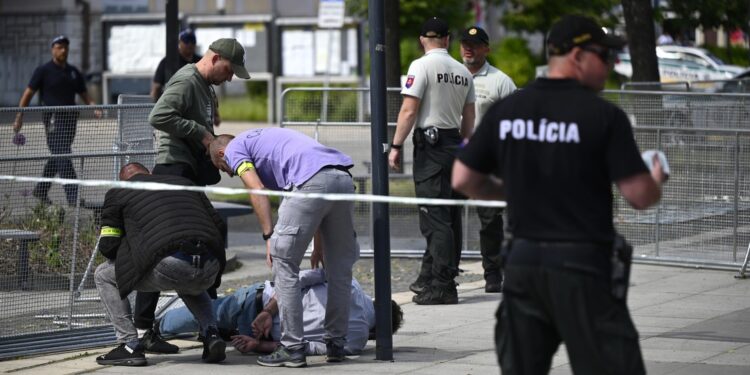 Acusan a la seguridad de Fico de haber fallado e ignorado las advertencias de atentado