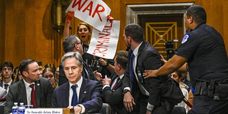 Activistas interrumpen discurso de Blinken y le gritan «¡Criminal de guerra!»