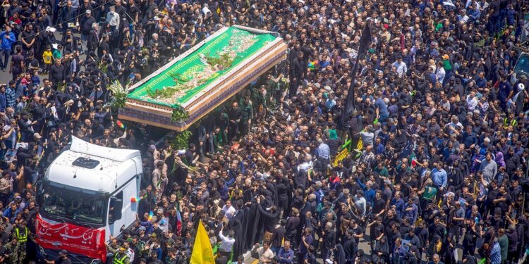 Irán entierra a Raisi en su ciudad natal