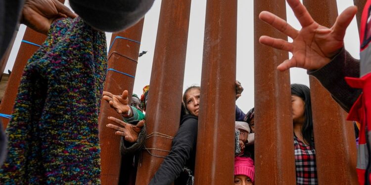 Migrante сruza ilegalmente la frontera de EEUU y enseguida se hace ‘halcón fronterizo’