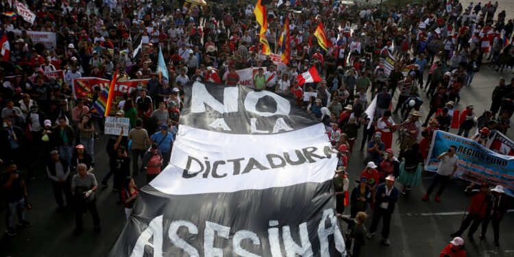 Fiscalía de Perú abre más de 50 investigaciones contra policías y militares por muertes en protestas