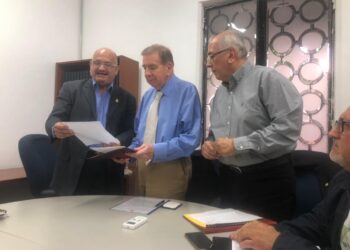 Zulia Humana entrega a Edmundo González plan para restablecer descentralización