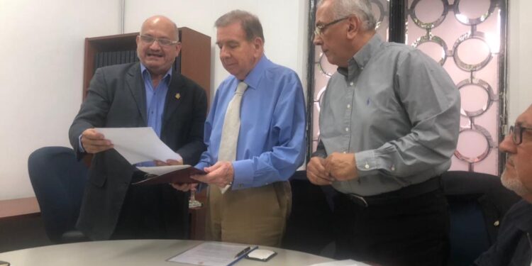 Zulia Humana entrega a Edmundo González plan para restablecer descentralización