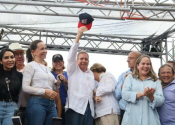 Edmundo González realizó su primer acto de campaña junto a María Corina Machado