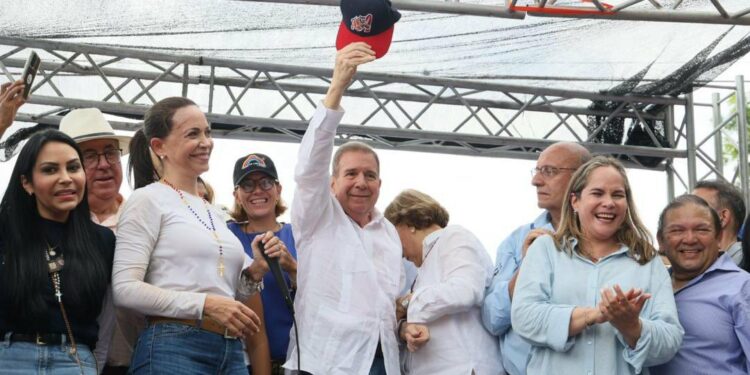 Edmundo González realizó su primer acto de campaña junto a María Corina Machado