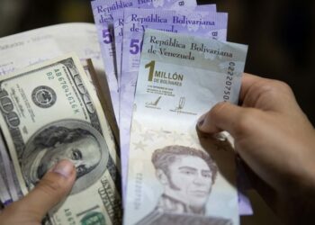 Trabajadores esperaban aumento del salario mínimo a 64 dólares más bonos