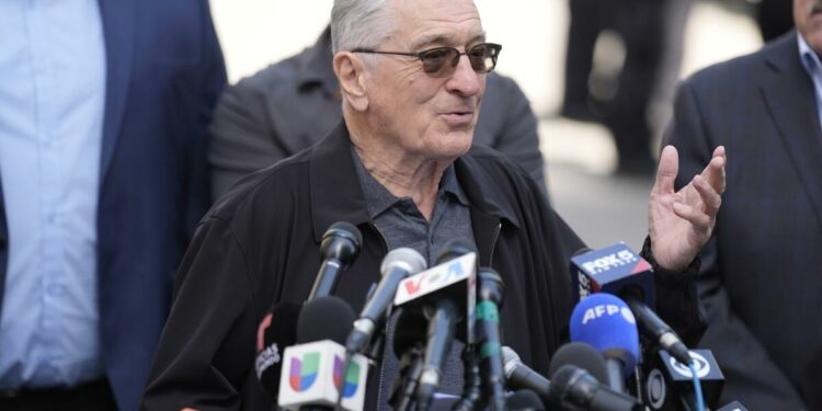 Robert De Niro habla de Biden afuera del tribunal del juicio de Trump