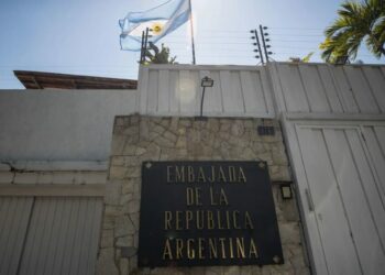 Gobierno de Maduro niega salvoconductos a opositores asilados en Embajada de Argentina