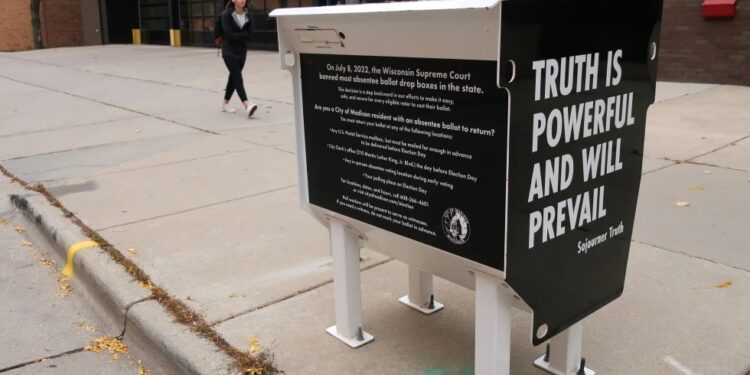 Jueces liberales de la Corte Suprema de Wisconsin quieren revocar la prohibición de las urnas