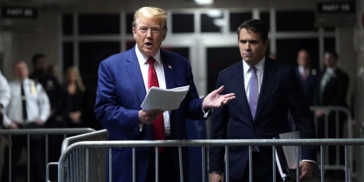 Michael Cohen implica a Trump en un caso de dinero secreto