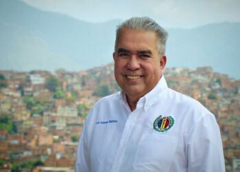 Luis Eduardo Martínez propone reforma constitucional para recortar el mandato presidencial