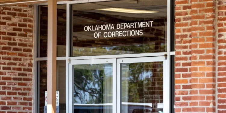 Dos reclusos muertos y otros heridos tras «error operativo» en una prisión de Oklahoma