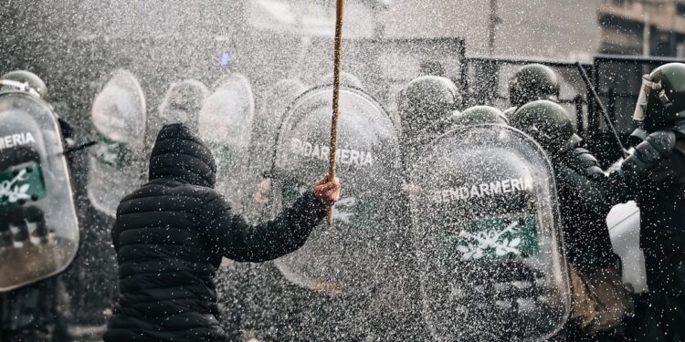 Cinco diputados argentinos hospitalizados tras el choque entre policías y manifestantes