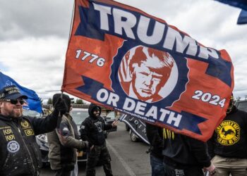 Radicales de Proud Boys prometen «guerra» si Trump no gana