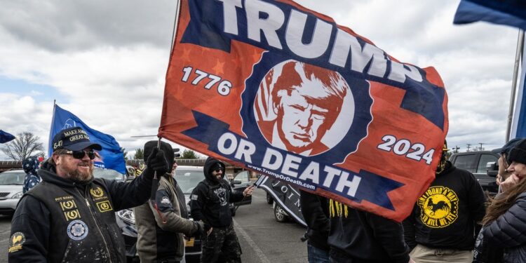 Radicales de Proud Boys prometen «guerra» si Trump no gana