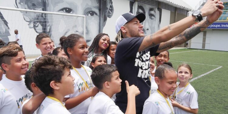 La millonaria subasta benéfica de Neymar en medio de críticas por apoyar privatizaciones de playas