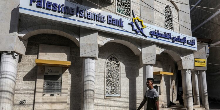 Roban al menos 120 millones de dólares de bancos de Gaza