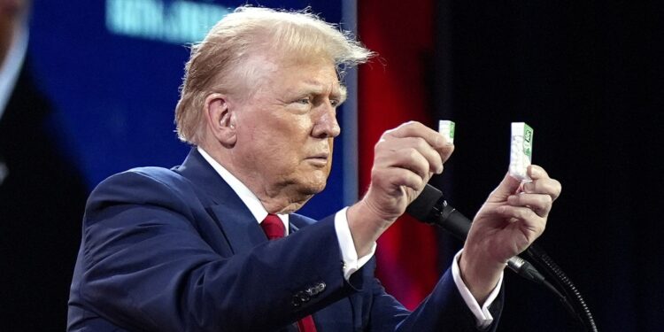 Trump explica la inflación de la era Biden mostrando un mini Tic-Tac