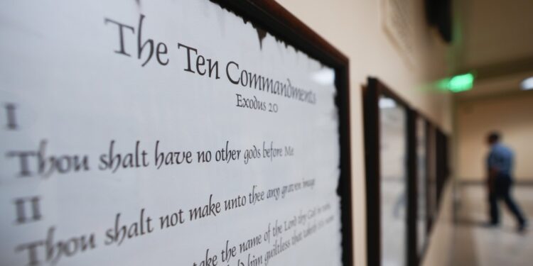 Demandan al estado de Luisiana por exigir que se muestren los Diez Mandamientos en las aulas