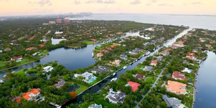 Nuevas multas y penas graves en Miami para participantes de tomas de calles ilegales