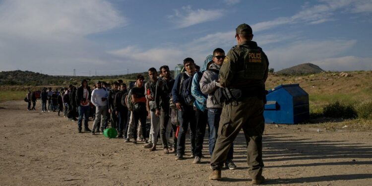 EEUU lanza un plan para regularizar a migrantes casados con estadounidenses