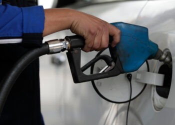 Ecuador recortará subsidios al combustible y subirá los precios casi en un 11%