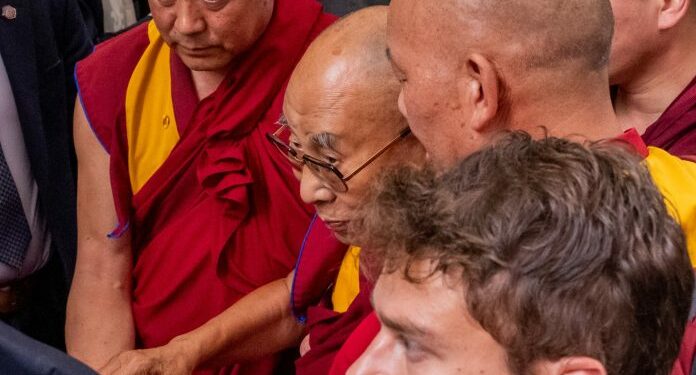 El dalái lama llegó a New York para recibir tratamiento para sus rodillas