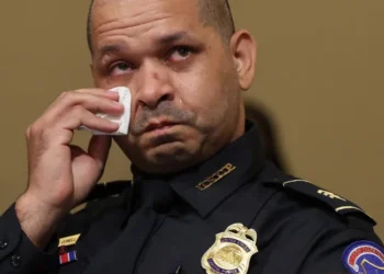 Trump nos traicionó: El policía del asalto al Capitolio que ahora hace campaña por Biden