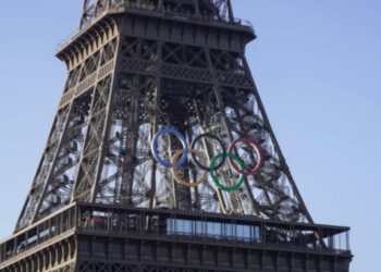 La Torre Eiffel exhibe los 5 aros olímpicos