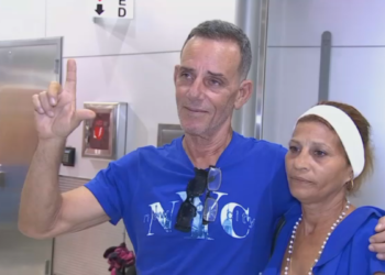 Llega a Miami periodista disidente condenado al destierro por el régimen cubano