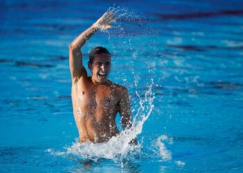 Nadador Dennis González denuncia ataques homófobos tras coronarse campeón de Europa