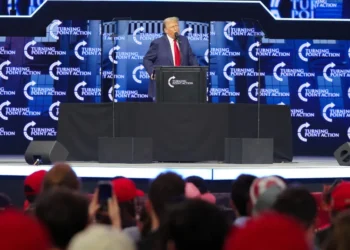 Trump busca votos en una iglesia afroamericana de Detroit