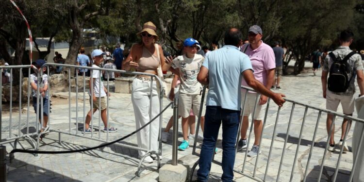 Cierran todos los monumentos arqueológicos en Atenas por ola de calor
