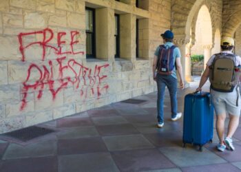 Arrestan a manifestantes que ocuparon oficinas de la Universidad de Stanford en California