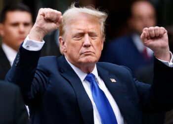 Trump es interrogado por un oficial en una audiencia previa a que se anuncie su sentencia