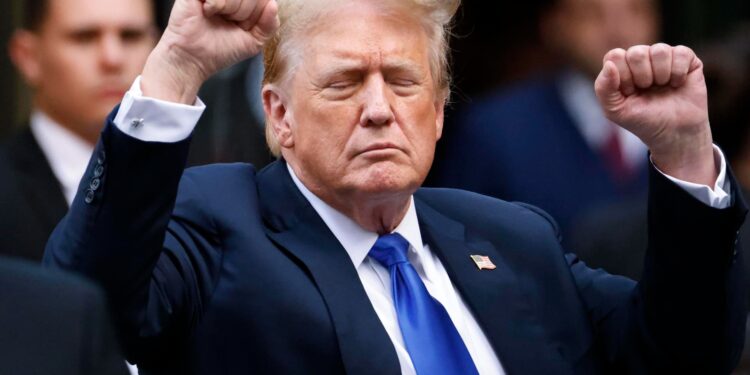 Trump es interrogado por un oficial en una audiencia previa a que se anuncie su sentencia
