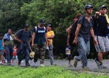 Migrantes desafían la alerta por lluvias y ciclones para cruzar la frontera sur de México