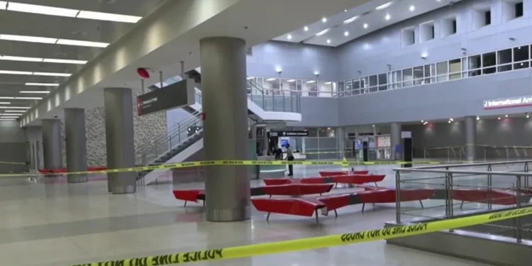 Hombre acusado de apuñalar brutalmente a una mujer en el Aeropuerto de Miami