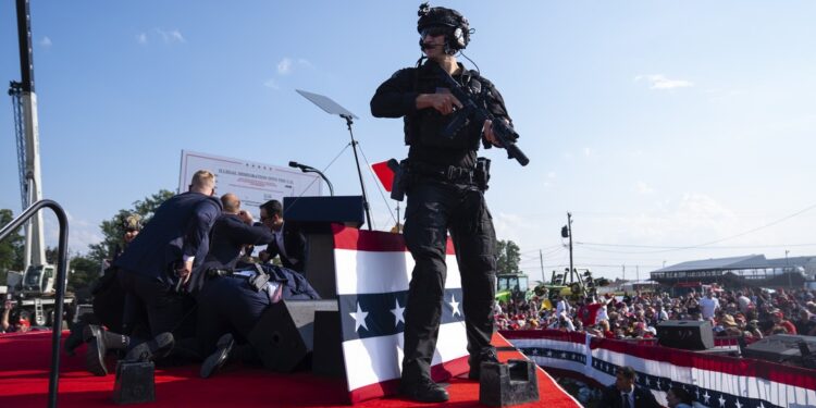 Dos policías que podían neutralizar al tirador de Trump abandonaron sus puestos antes del ataque