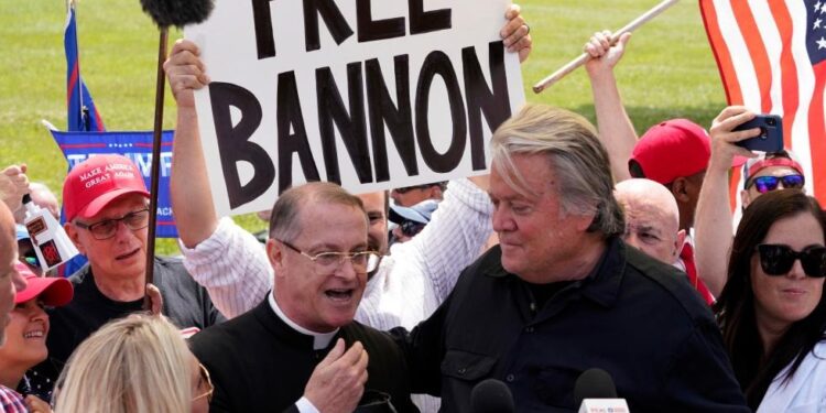 Exasesor de Trump, se entrega para cumplir una condena de cuatro meses de prisión por desacato