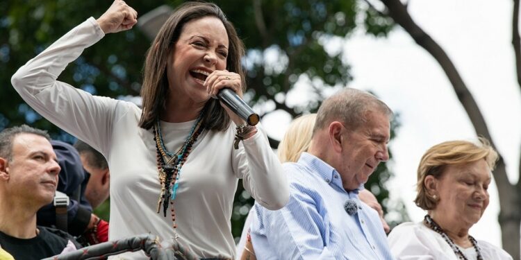 Maduro acusa a la oposición de invertir «miles de millones de dólares» en una «guerra cibernética»