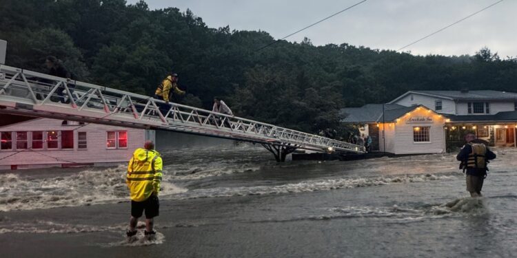 Lluvias extremas en EEUU provocan «históricas inundaciones» y caos en Connecticut
