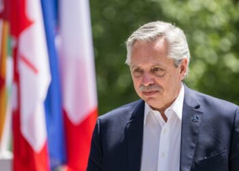 Los videos y móviles perdidos que enturbian la causa por violencia de género contra Alberto Fernández