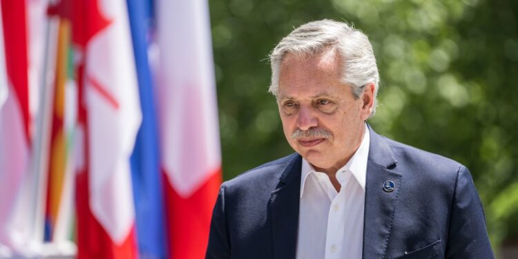 Los videos y móviles perdidos que enturbian la causa por violencia de género contra Alberto Fernández